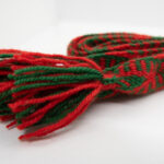 Sokkebånd i rødt og grønt, etter modell fra Digitalt museuma