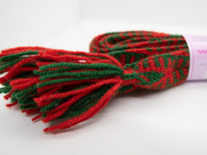 Sokkebånd i rødt og grønt, etter modell fra Digitalt museuma
