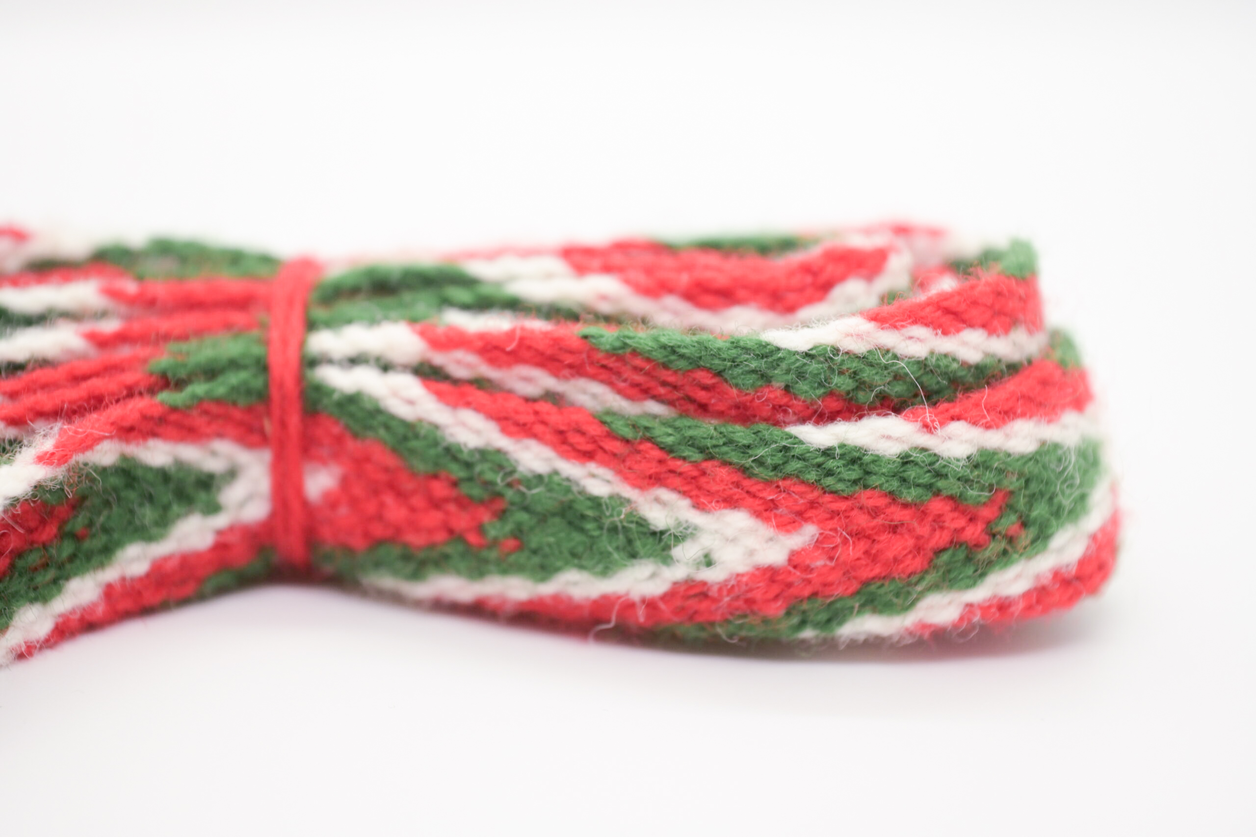 Sokkebånd til bunad fra Nord-Hordland i fargene rødt, grønt og hvitt