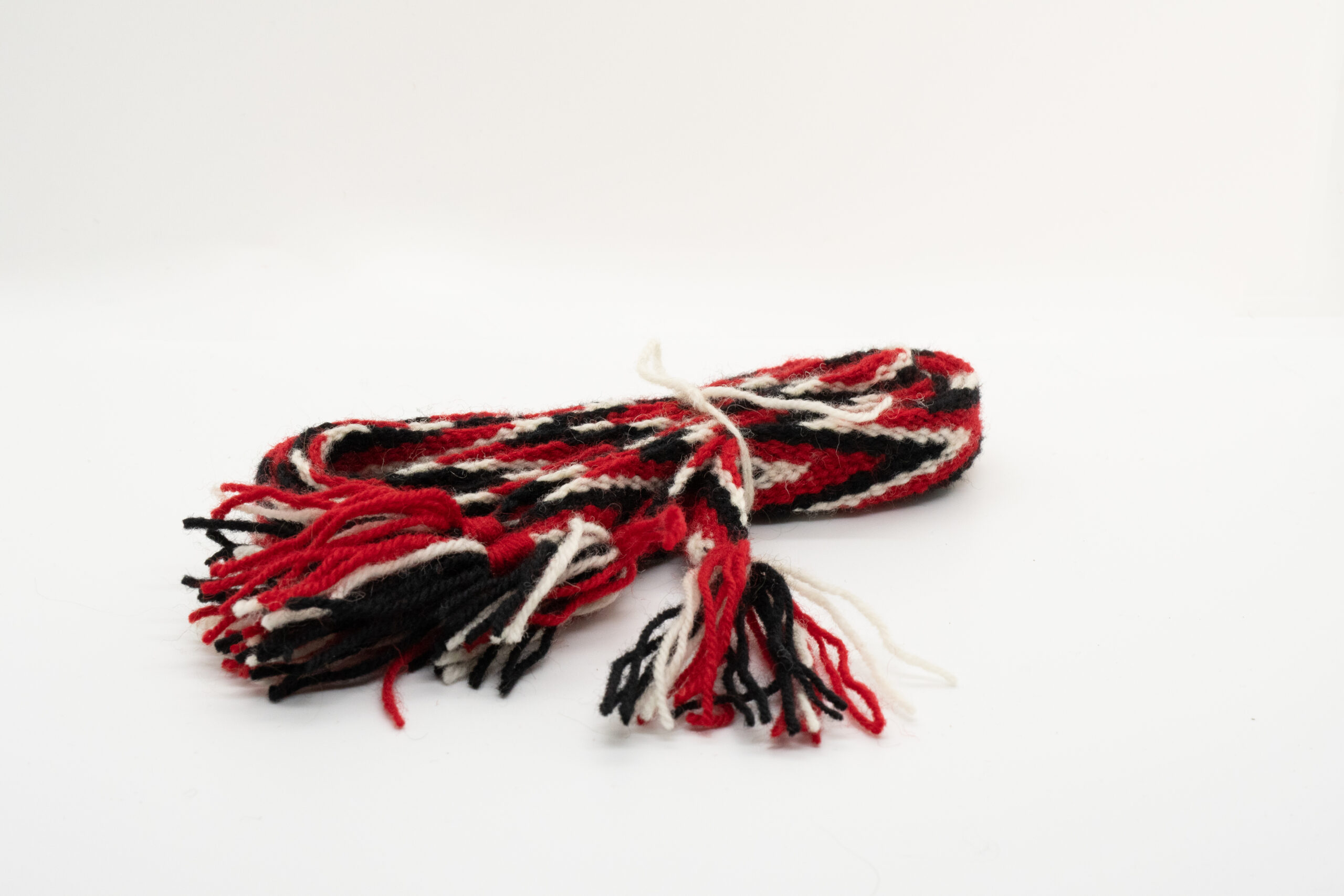 Sokkeband til bunad fra Sogn og Sunnhordaland i fargene svart, rød og hvit