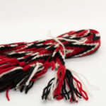 Sokkeband til bunad fra Sogn og Sunnhordaland i fargene svart, rød og hvit