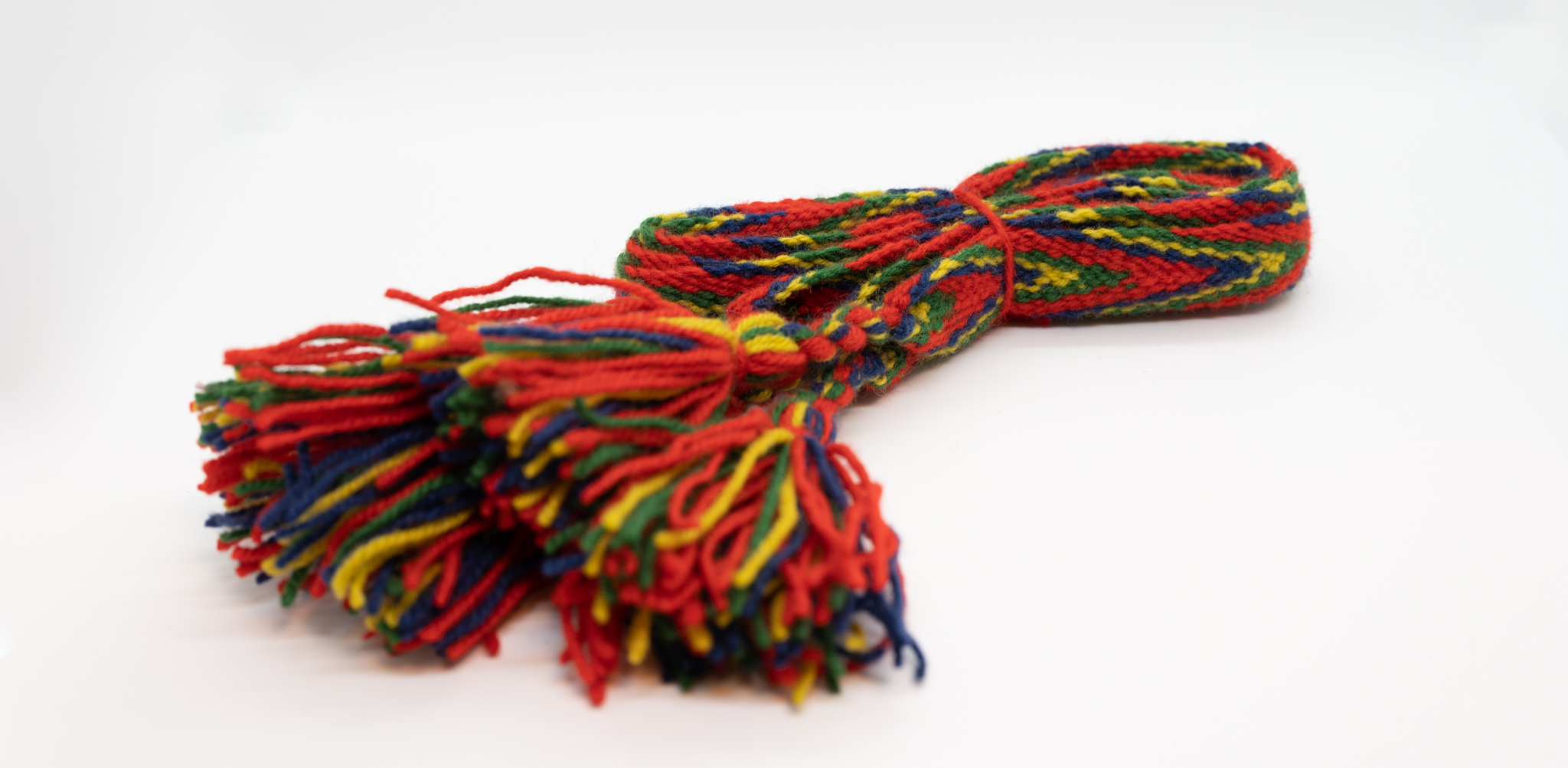 Sokkebånd/hosebånd til mannsbunad fra Fana/Fanabunad i fargene rødt, grønt, gult og blått