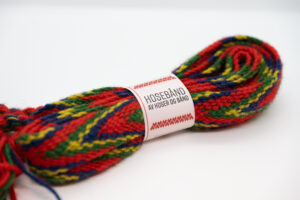 Sokkebånd/hosebånd til mannsbunad fra Fana/Fanabunad i fargene rødt, grønt, gult og blått