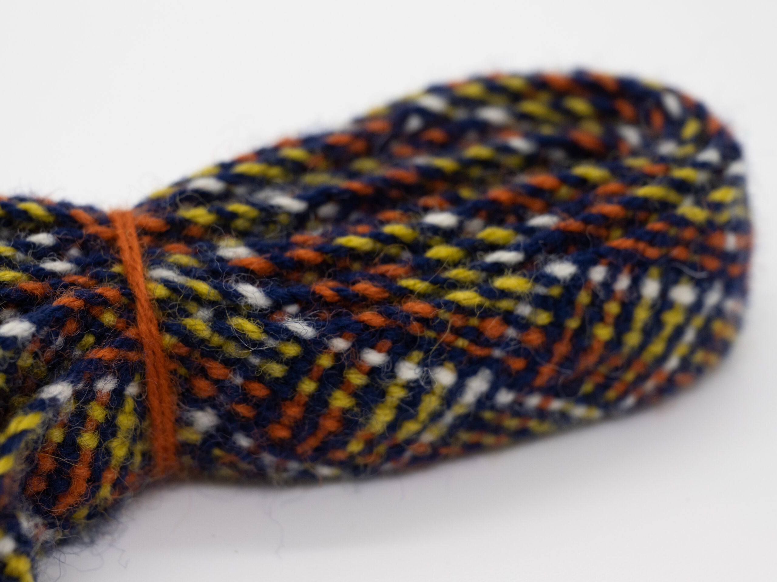 Sokkebånd til mannsbunad fra Romerike, med rutemønster i blått, hvitt, oransje og gult